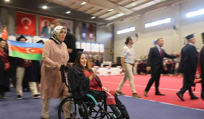 Yüzde 90 engelli kızının eğitimi için 21 yıldır çabalayan anne mezuniyet gururu yaşadı