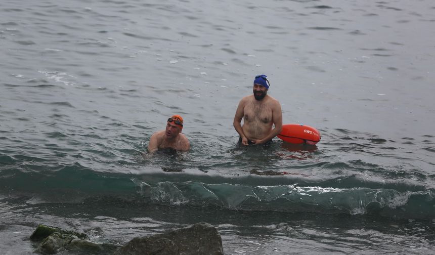 15 Temmuz için Karadeniz’de 4 kilometre boyunca yüzdüler