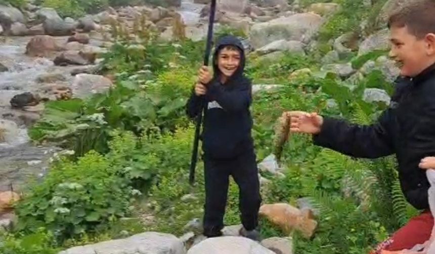 Rizeli miniklerin görülmeye değer ilk balık tutma mutluluğu