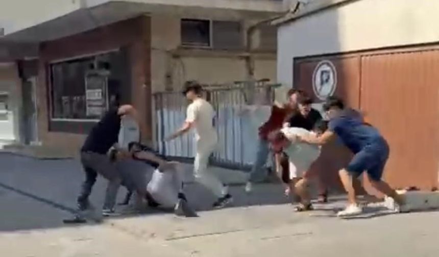 Kavga ettikleri şahsı taşla bayılttılar... Sokak ortasındaki kavga kamerada