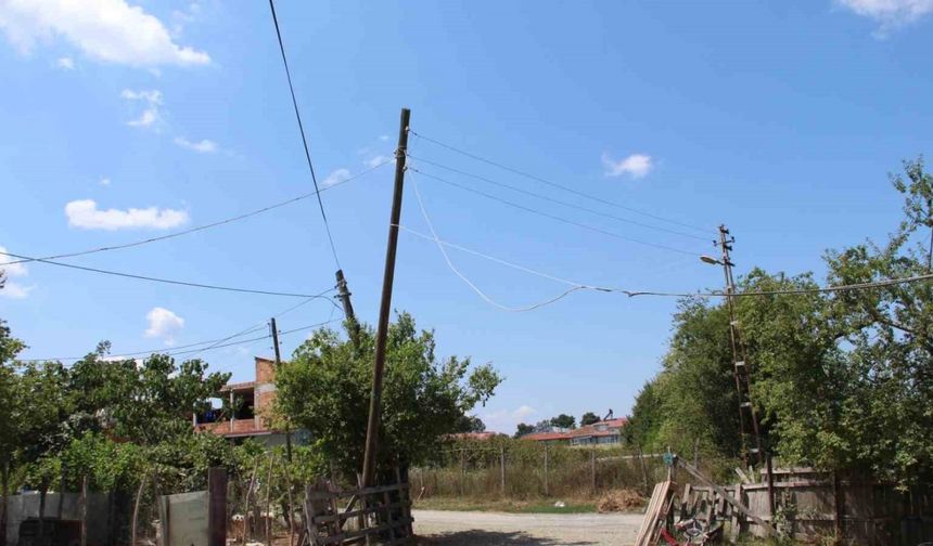 Yıkılmak üzere olan elektrik direği mahalleliyi korkutuyor