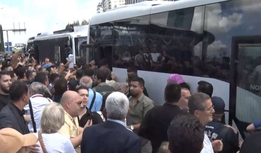 CHP İstanbul İl Başkanlığı önündeki kalabalık, polis otobüsüne saldırdı