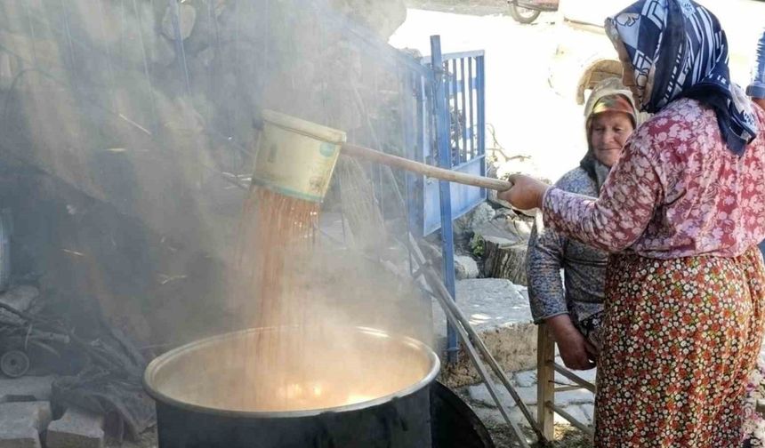 Selendi’de Şifa Kaynağı Pekmez Kaynatılmaya Başlandı