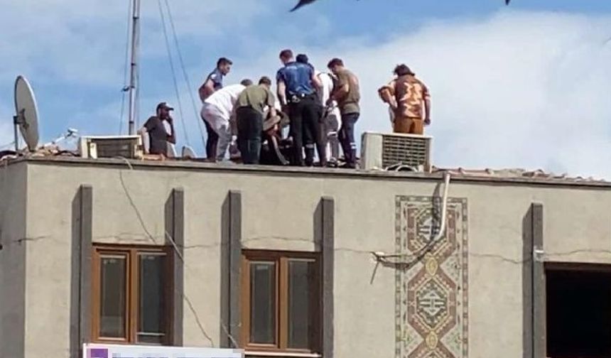 Ümraniye’de çatıya çıkan vatandaşı polis ikna etti
