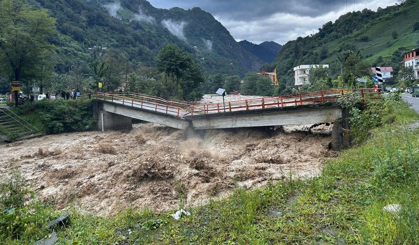 Rize'de şiddetli yağış etkili oldu