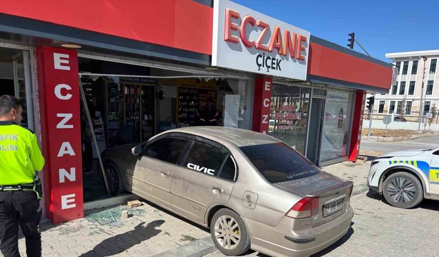 El Freni Çekilmeyen Araç Eczaneye Girdi