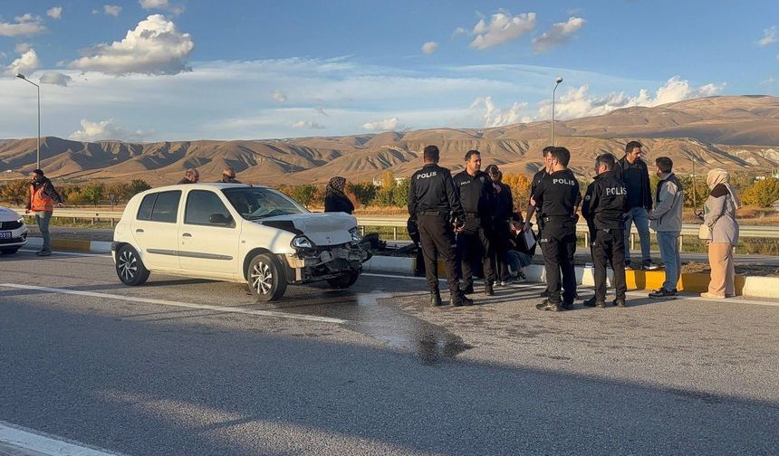 Erzincan-sivas Kara Yolunda Kaza: 2 Yaralı
