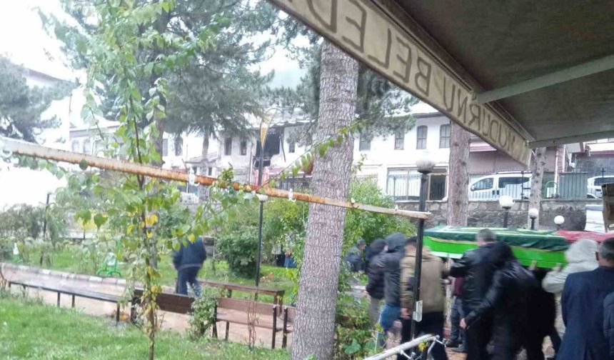 Eşi Tarafından Öldürülen 3 Çocuk Annesi Kadın Son Yolculuğuna Uğurlandı