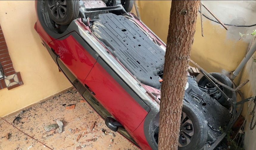 Fren yerine gaza basan sürücü bahçeye uçtu