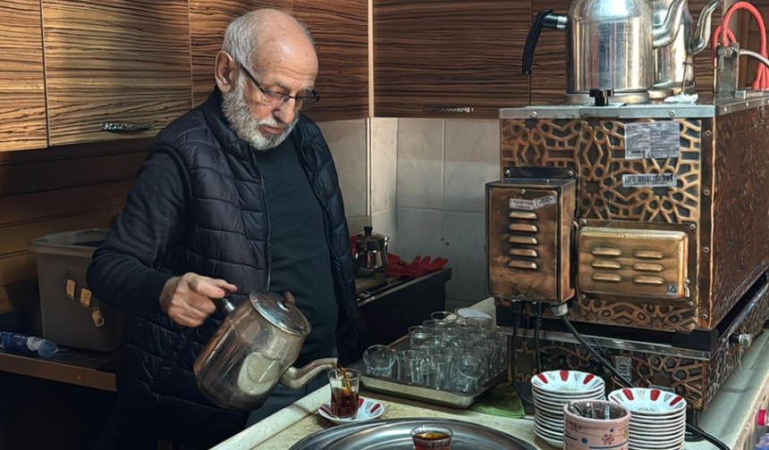 75 Yaşındaki ‘Çaycı İsmail Dede’ Çalışma Azmiyle Gençlere Örnek Oluyor
