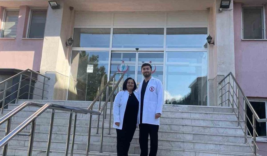 Ebe Anne Doktor Oğluyla Birlikte Şifa Dağıtıyor