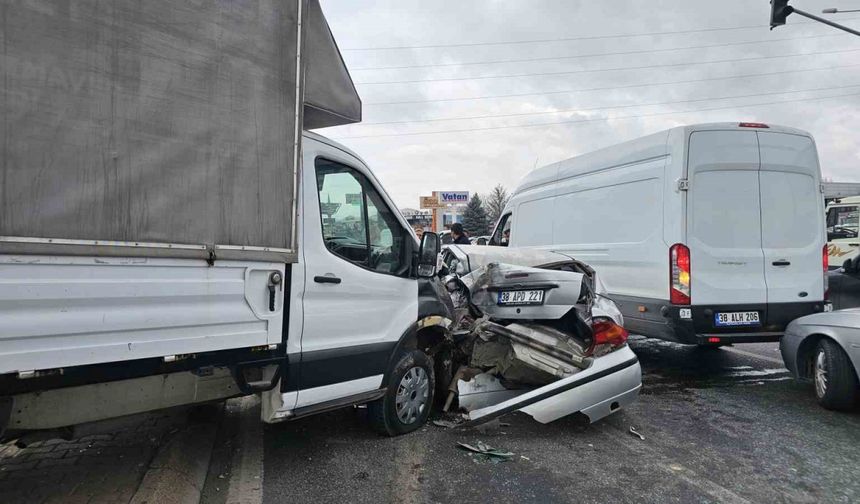 Kırmızı Işıkta Duramayan Kamyonet Ortalığı Savaş Alanına Çevirdi: 1’i Ağır 3 Yaralı