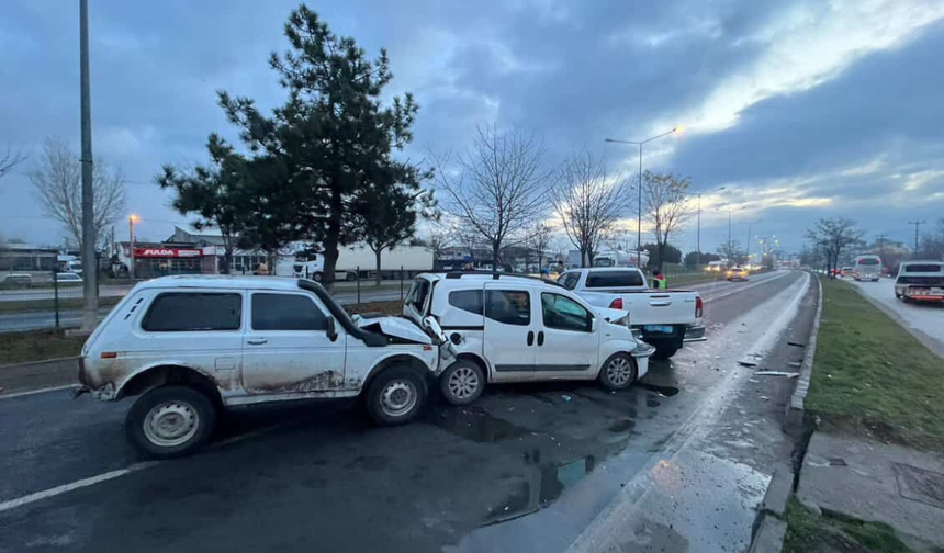 Bolu’da 4 Araç Zincirleme Kazaya Karıştı, Trafik Kilitlendi