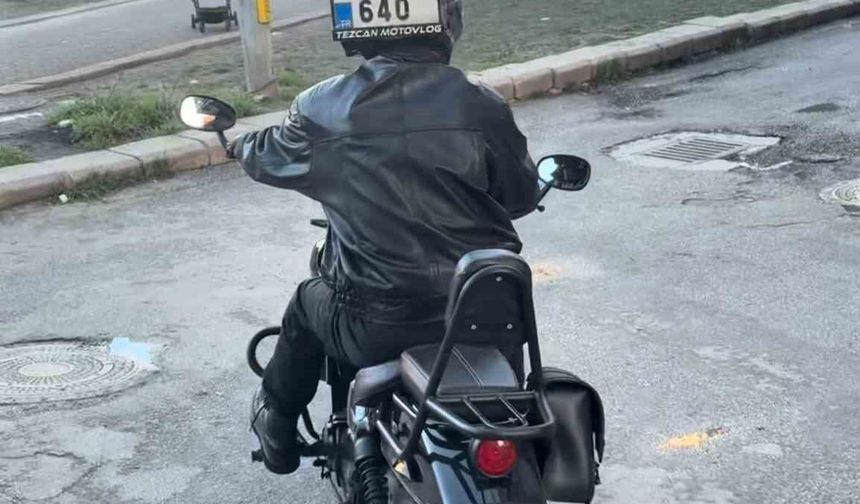 Düşen Plakasını Kaskına Bantlayıp Yoluna Devam Ettim