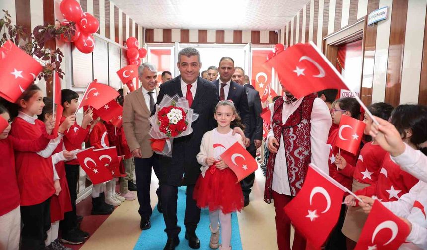 Yeni Döneme Ay-yıldızlı Bayrakla Başladılar