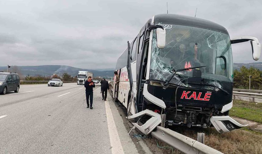 Bolu’da Yolcu Otobüsü İle Çarpışan Tır Refüje Savruldu