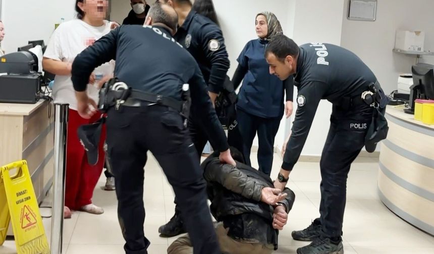 Oğul Annesinin Sevgilisini Bıçakladı, Anne İse Polis Memurunu Tokatladı