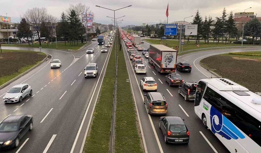Tatilcilerin dönüş yolculuğu başladı, İnegöl'de trafik durma noktasına geldi