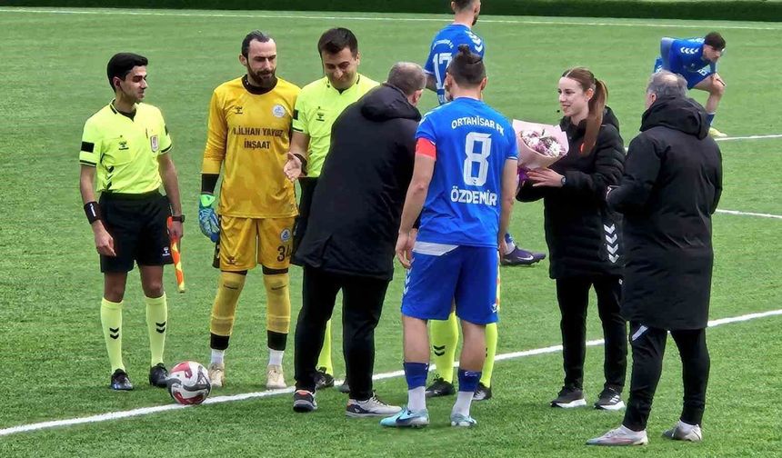 Trabzon'da Kadın Hakemlere 8 Mart Jesti