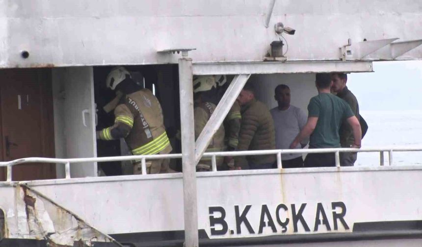 Kadıköy İskelesi'nde çıkan tekne yangını paniğe neden oldu