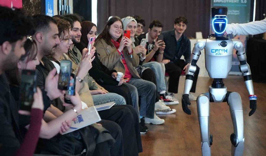 Türkiye'nin Nüfusa Kaydedilen İlk Robotu Gençlerle Buluştu