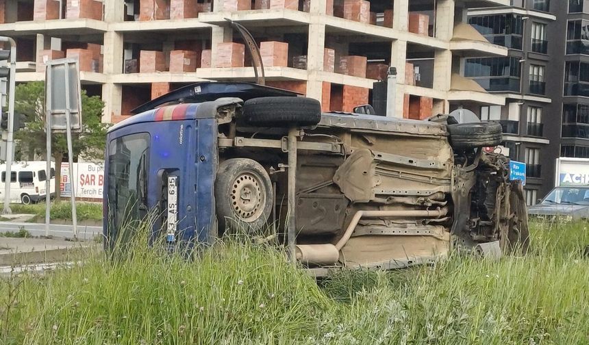 Rize'de Sanayi Kavşağında Kaza: Araç Yan Yattı