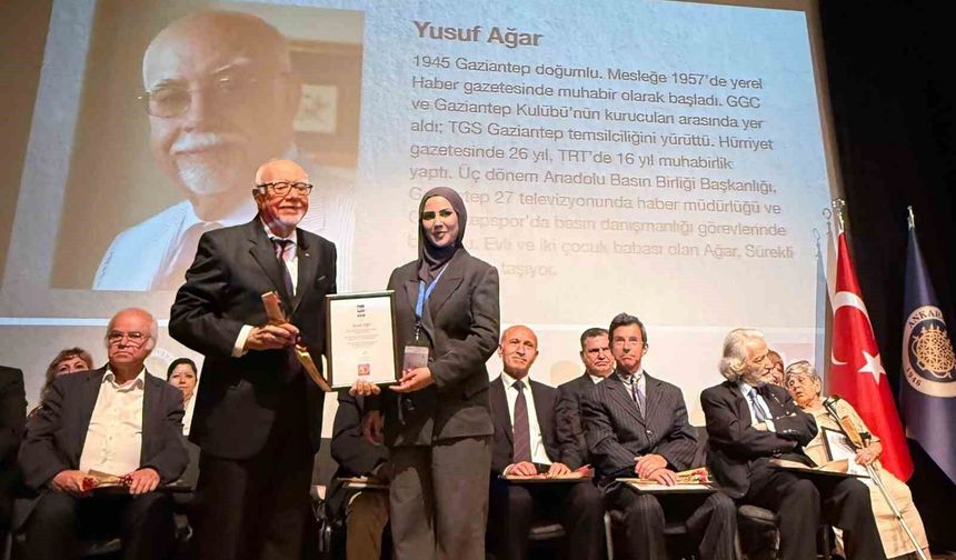 Duayen Gazeteci Ağar'a 'Meslekte 50 Yıl Onur Ödülü' verildi