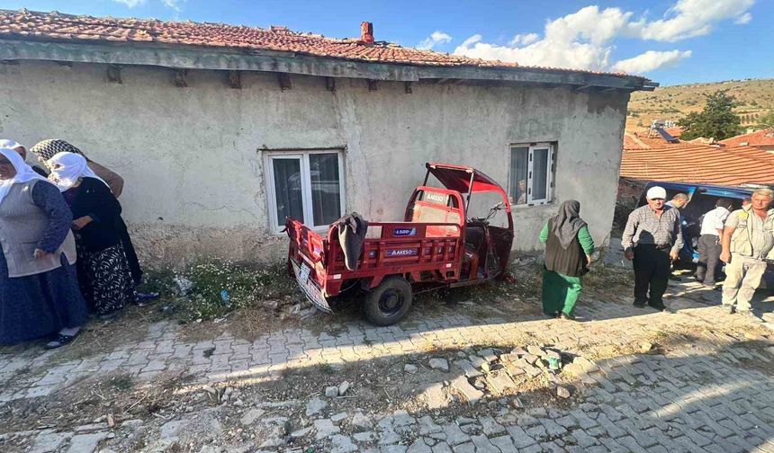 Elektrikli motosiklet duvara çarptı: 6 yaralı
