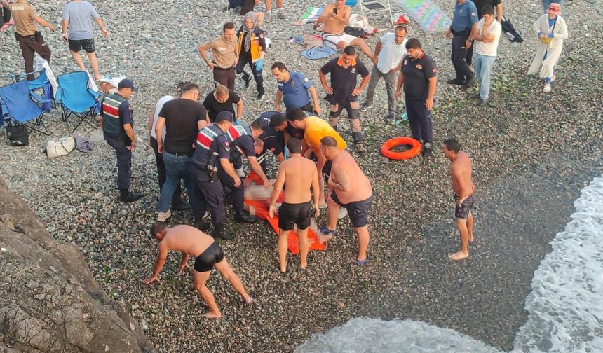 Denize Giren 4 Arkadaştan Biri Boğularak Hayatını Kaybetti