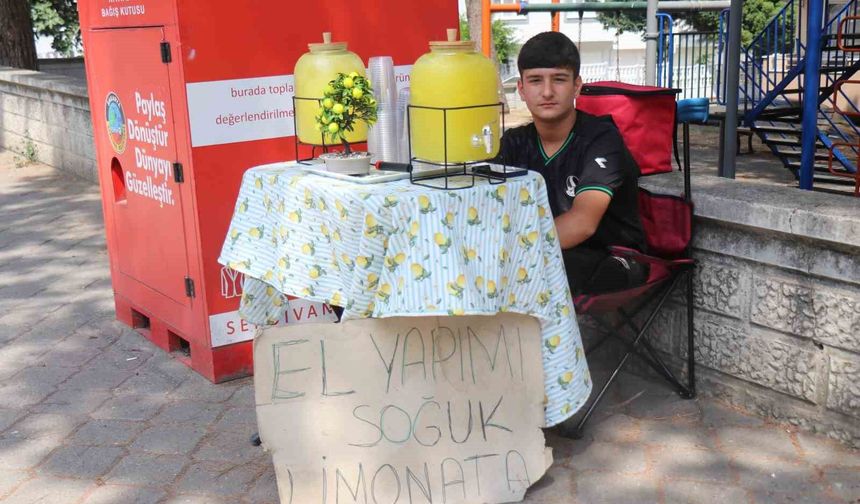 14 Yaşındaki Buğra Limonata Satarak Asgari Ücretin Üç Katı Kazandı