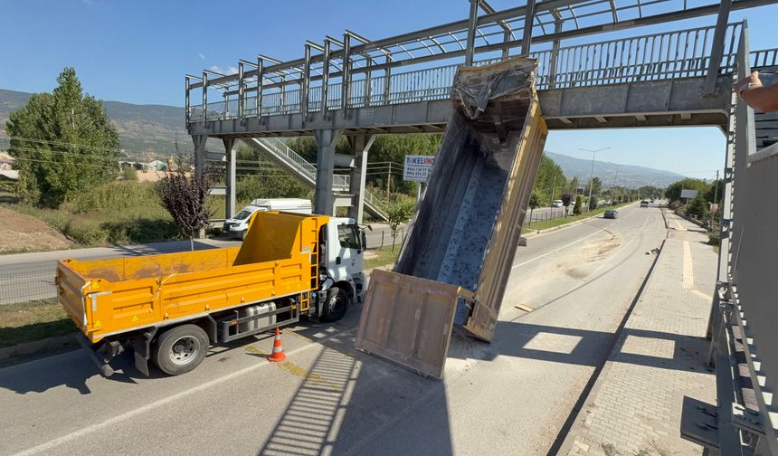 Damperi Açık Kalan Tır Üst Geçide Takıldı: 1 Yaralı