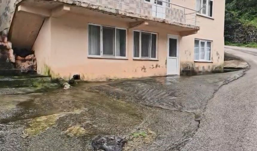 Her Yağmurda Evlerinin Altından Dere Geçiyor