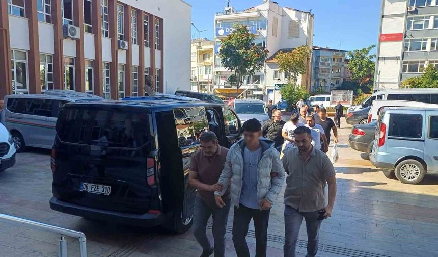 Okul Çevresinde Silahla Dolaşan 3 Şüpheli Tutuklandı