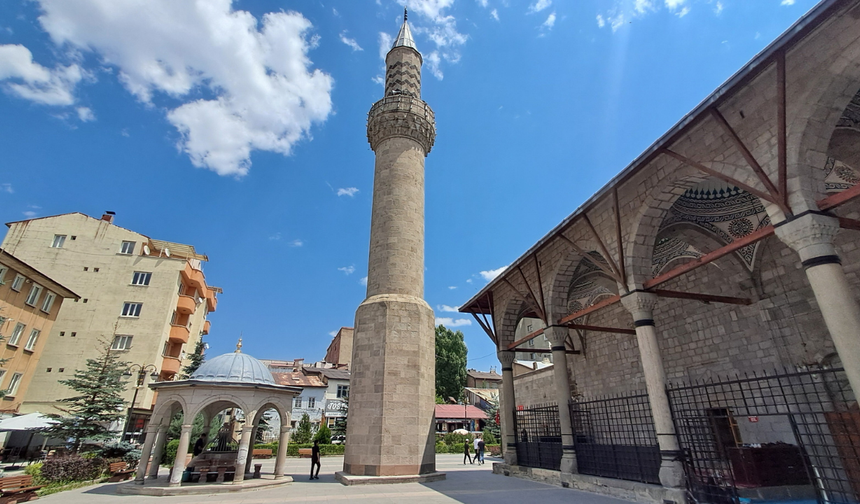 Önce minare yapıldı, cami sonradan eklendi