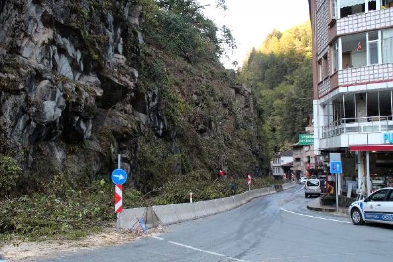 Kaya Düşme Tehlikesi İçin Yamaçlara Çelik Ağlar Örüldü