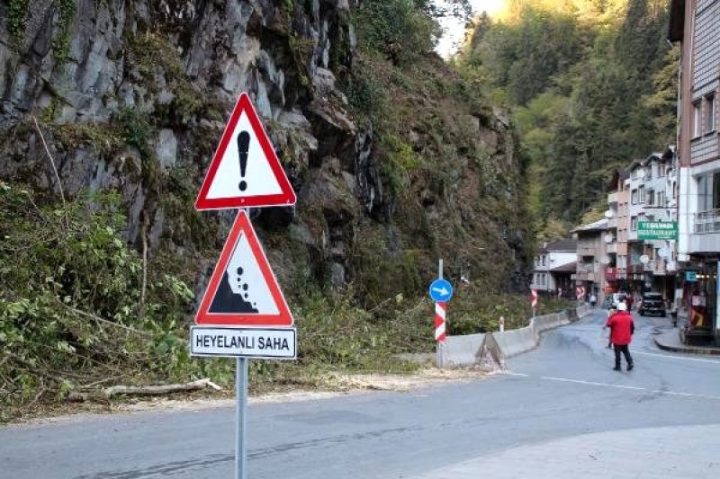 Kaya Düşme Tehlikesi İçin Yamaçlara Çelik Ağlar Örüldü