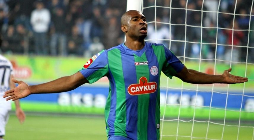 Leonard Kweuke, Çaykur Rizespor'da 2013/2014-2017/2018 sezonları arasında yeşil-mavili formayı terletti. Kweuke, Çaykur Rizespor'da çıktığı 120 maçta 58 gol ve 15 asistlik performans sergiledi. Leonard Kweuke futbol kariyerini Çaykur Rizespor'da sona erdirdi.