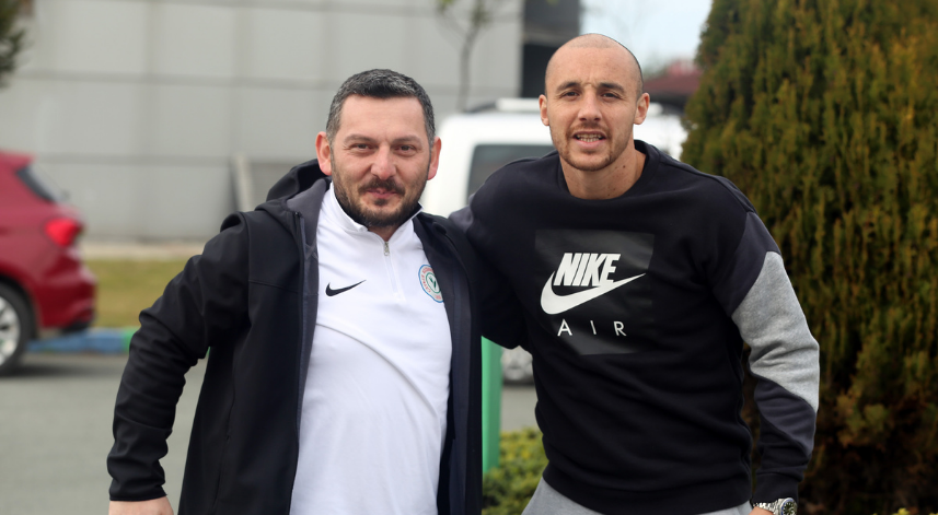 Aatif Chahechouhe, 2018/2019 sezonunda yeşil-mavili formayı terletti. Aatif, Rizespor'da 12 maçta görev aldı ve rakip fileleri 2 kez havalandırdı. Aatif Chahechouhe, şu anda kulüpsüz durumda.