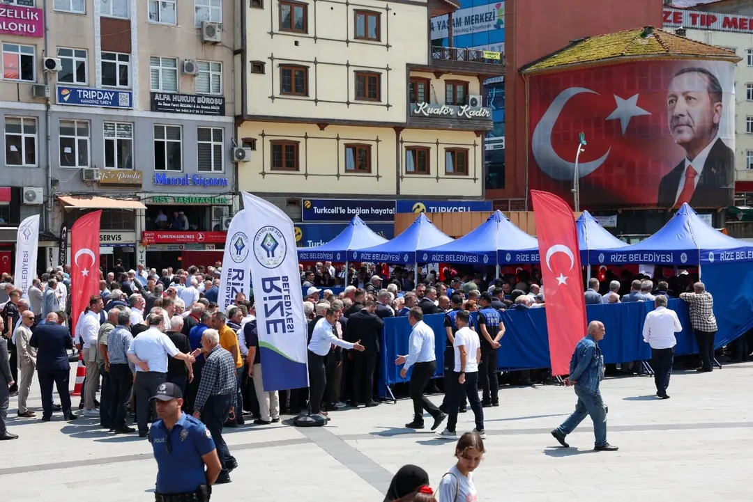 #Rizedebayram Coşkusu..#Kurbanbayramı Dolayısıyla, Valiliğimiz Ve @Rizebelediyesi Tarafından #Ri...ydanında Kurulan Bayramlaşma Çadırında Gençlik Ve Spor Bakanımız Sayın @Oa Bak, Vali Vekilimiz Sayın Murat Öztür (3)