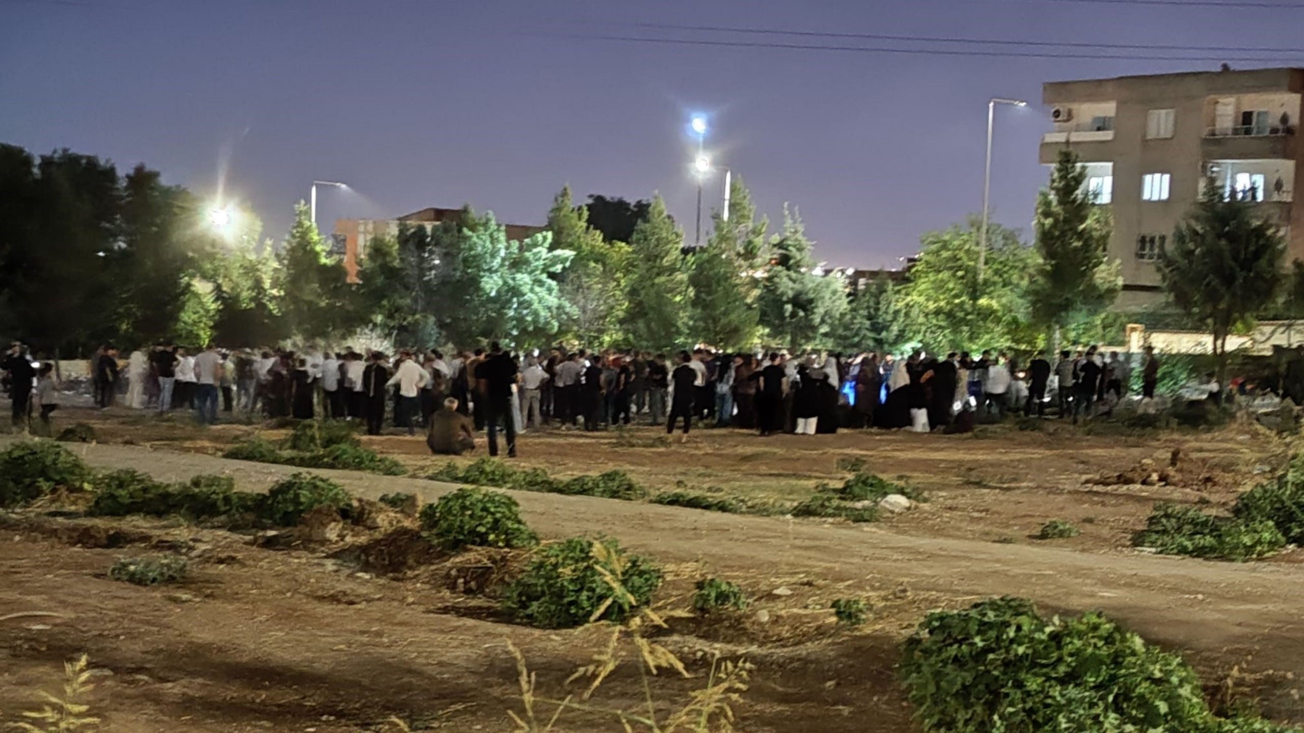 Mezarlıkta Silahlı Saldırı: Baba, Oğlu Ve Yeğeni Öldü