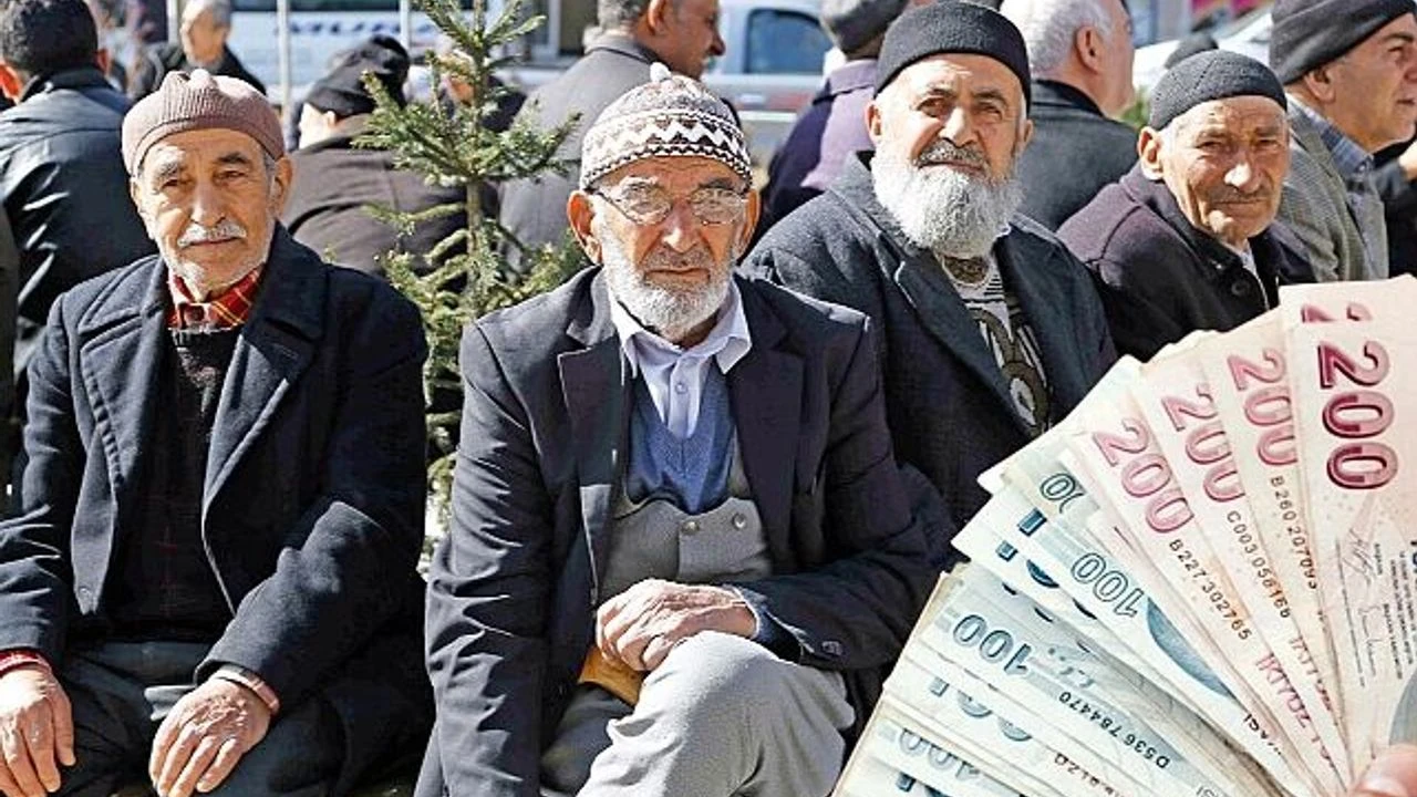 Emeklilerin Maaş Farkları Bu Gece Hesaplara Yatırılacak