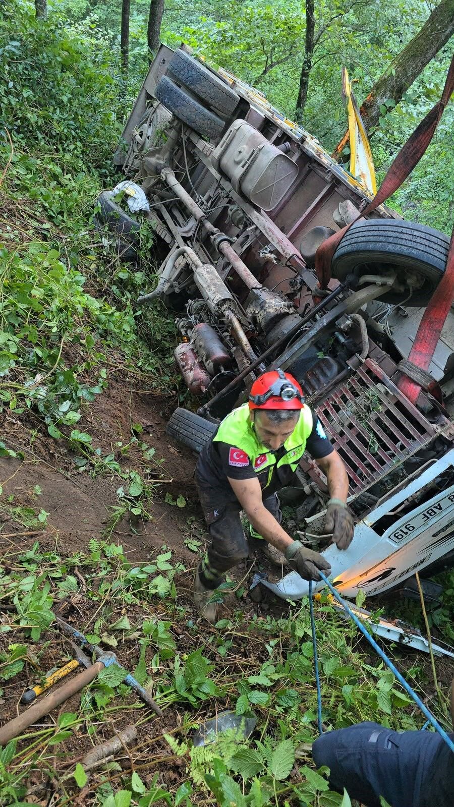 Artvin'de Çay Kamyonu Devrildi: 1 Kişi Hayatını Kaybetti
