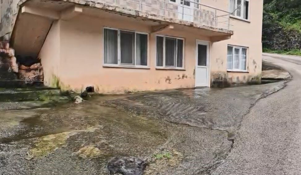 Her Yağmurda Evlerinin Altından Dere Geçiyor