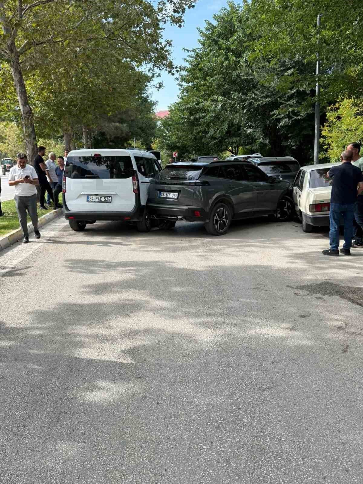 Elazığ'da Zincirleme Kazada: 8 Kişi Yaralandı