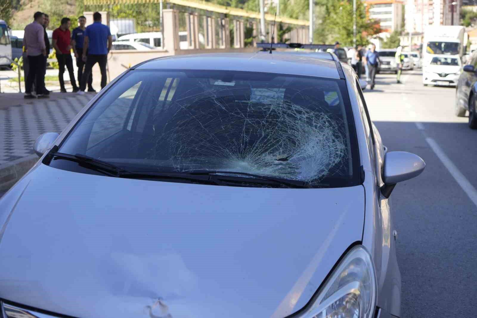 Gümüşhane'de Otomobil Karşıya Geçmek İsteyen Yayaya Vurdu