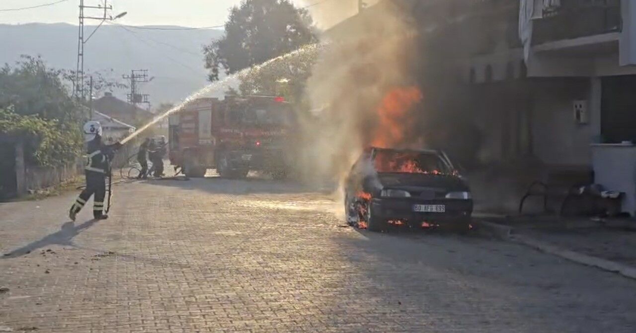 Park Halindeki Otomobilde Çıkan Yangın Binaya Sıçradı