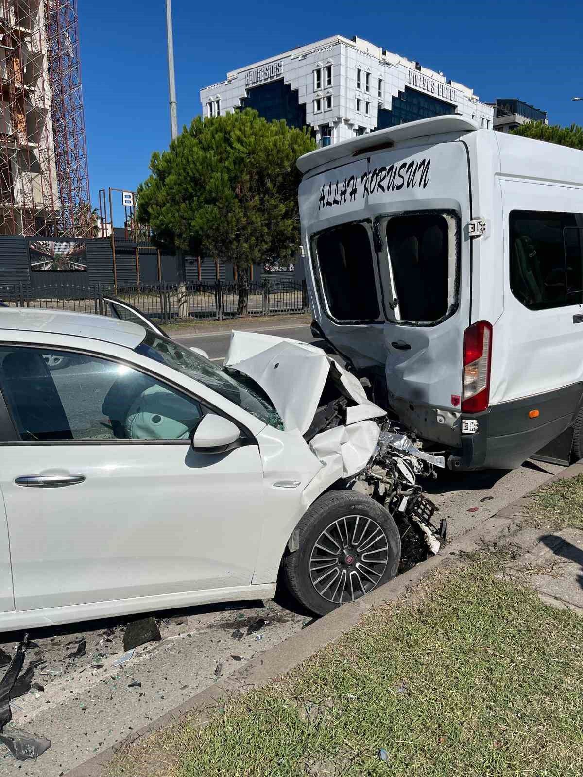 Samsun'da Otomobil Minibüse Çarptı: 4 Yaralı