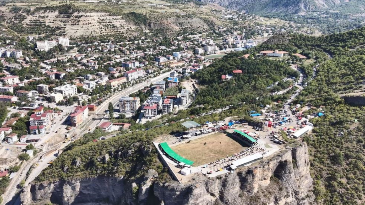 Artvin’de 250 metre yükseklikteki arenada yılın son boğa güreşleri yapıldı