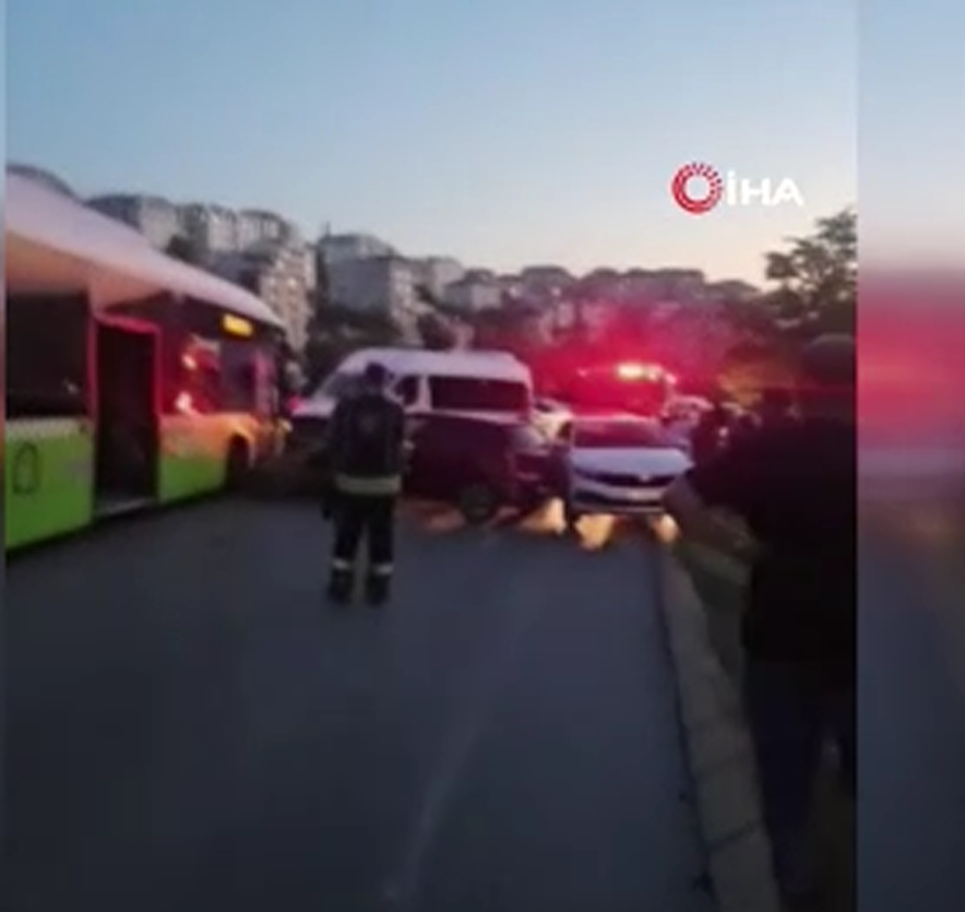 Virajı Alamayan Otobüs Trafikte Dehşet Saçtı