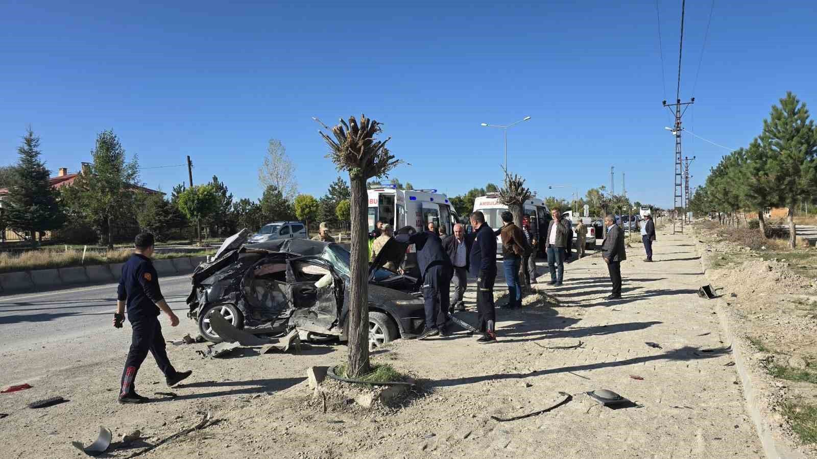 Otomobil İle Kamyonet Birbirine Girdi: 5 Yaralı